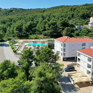 https://malo-more-resort.hotels-in-trogir.com