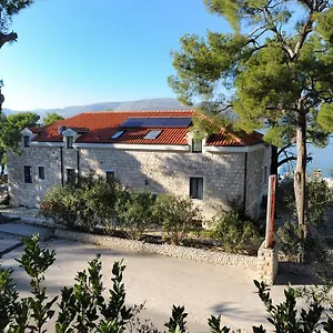 https://villa-sveti-kriz.hotels-in-trogir.com